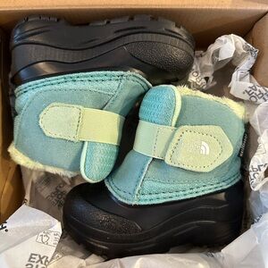 NWT North face toddler baby waterproof snow boots size 6